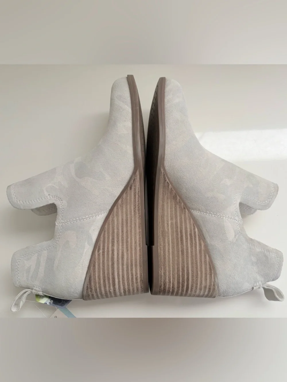 NWT TOMS Women's Kallie Egret Light Gray  Camo Printed Suede Wedge Booties Sz 8